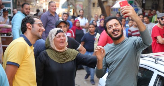 فيدو وصور.. أهالى بولاق يستقبلون مصطفى شعبان بالزغاريد