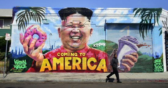 صور.. أمريكيون يرسمون جدارية لزعيم كوريا الشمالية بعنوان "Coming To America"