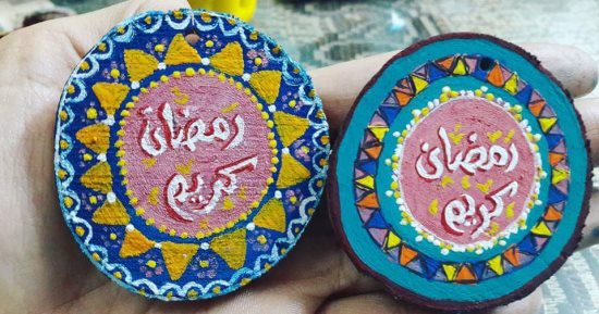 من الطبيعة.. ولاء فنانة ترسم وتطبع الصور على جذع الشجر