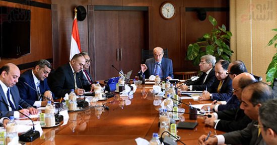 رئيس الوزراء يعقد اجتماعا لمتابعة مشروع التأمين الصحى الشامل - صور