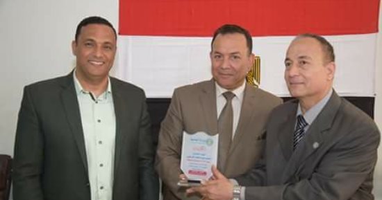 رئيس جامعة المنوفية يشارك مدير المالية احتفاله بالخروج للمعاش
