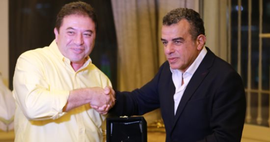 خالد مرتجى يهدى سفير مصر فى أوغندا درع وعلم الأهلى