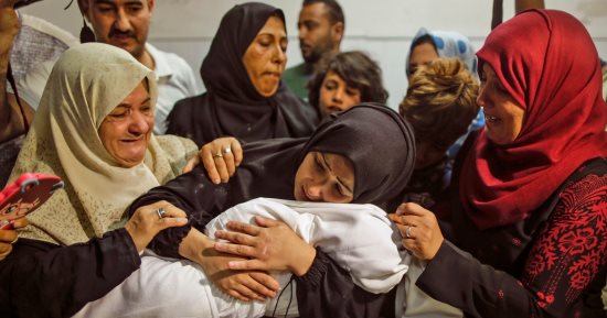 فلسطينيون يدفنون جثمان رضيعة بعد استشناقها غاز الاحتلال الإسرائيلى