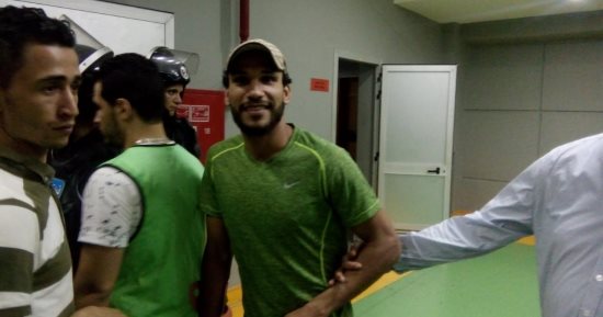 شوقى السعيد يحتفل مع لاعبى الزمالك بالعكاز فى غرفة الملابس