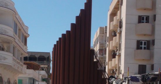 صور.. اضبط مخالفة.. الصدأ يعلو مجسمات ميادين رأس البر 