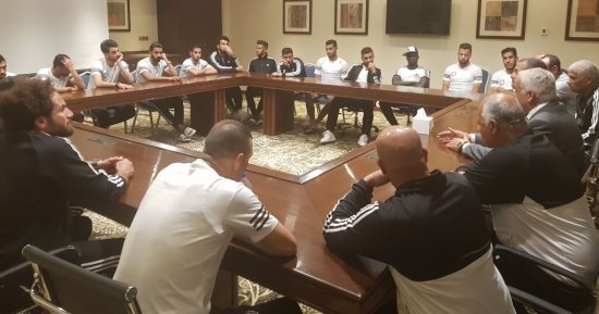 صور.. فرج عامر يجتمع مع لاعبى سموحة فى المعسكر قبل مواجهة الزمالك