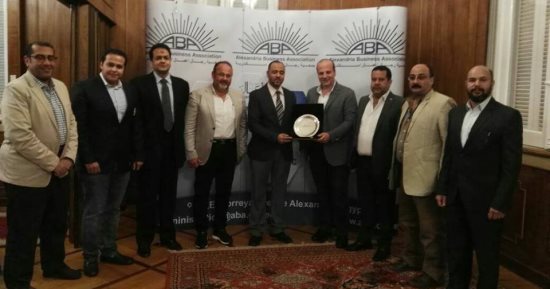 صور.. جمعية رجال الأعمال بالإسكندرية تهدى درعًا لخبير الآثار أسامة النحاس