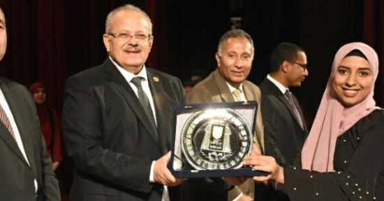 رئيس جامعة القاهرة يكرم الفائزة بلقب الطالبة المثالية على مستوى المدن الجامعية