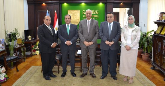 رئيس جامعة الإسكندرية يستقبل نائب رئيس جامعة كارديف متروبوليتان للشئون الدولية