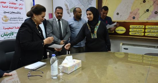صور.. محافظ البحيرة توزع 38 وحدة سكنية بمركز بدر وتسلم 25 شهادة أمان للارامل