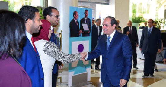 السيسي مازحا خلال جلسة مؤتمر الشباب: "مين اللى جاب المعارضة هنا؟"