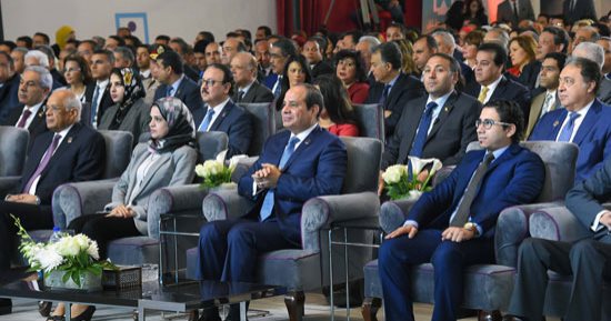 كيف مازح السيسي أحد المتحدثين بعد مقاطعة مديرة مؤتمر الشباب لكلمته؟ - صور