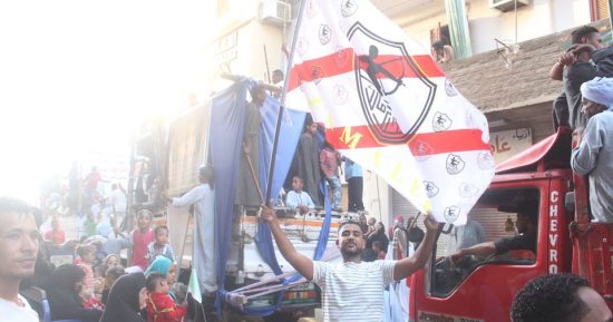 صور.. أهالى الأقصر وإسنا يحتفلون باستقبال شهر رمضان بأعلام منتخب مصر