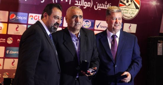 البلدوزر نائبا عن هانى أبوريدة فى حفل تكريم أبطال الجمهورية 