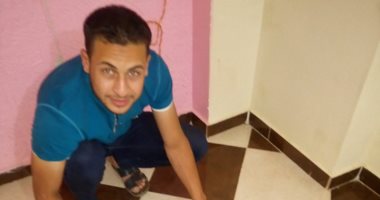 صور.."عبد الله" يصمم لوحة لمحمد صلاح بالسيراميك حبا للفرعون المصرى