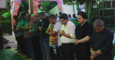صور.. فى أجواء إيمانية.. المصلون يؤدون صلاة التراويح فى أول ليالى رمضان