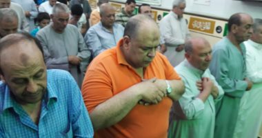 صور وفيديو.. الآلاف يؤدون صلاة التراوايح في أول ليالي شهر رمضان بكفر الشيخ