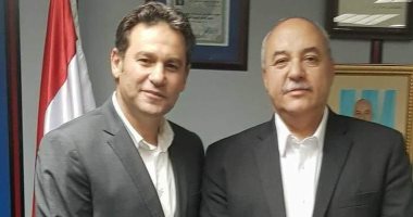 عاملو مصر للطيران يهنئون زميلهم الكابتن خالد جلال لحصول الزمالك على الكأس