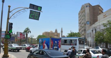 صور.. إعادة تشغيل ورفع كفاءة 11 إشارة مرورية بشوارع المنيا
