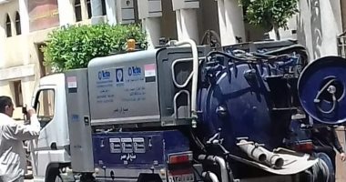 شركة الصرف الصحى بدمياط تدفع بسيارتين لشفط مياه المجارى بقرية النجارين 
