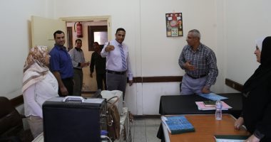 صور.. سكرتير عام المنوفية يتفقد إدارات الديوان العام ويقدم التهنئة للعاملين