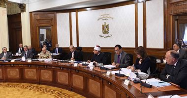رئيس الوزراء يستهل اجتماع الحكومة بتقديم التهنئة للسيسى والشعب بشهر رمضان - صور