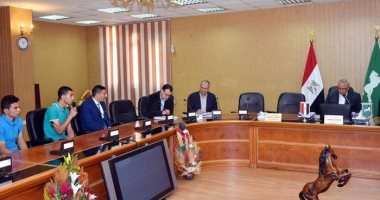 محافظ الشرقية يستقبل المرشحين من أبناء الشهداء لتعيينهم بالوظائف المناسبة