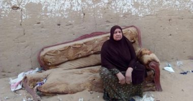 صور.. مسنة تستغيث.. غلبها المرض وأجبرها "النمل الأبيض" على العيش فى الشارع