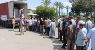 صور.. القوات المسلحة تطرح 2.7 مليون عبوة غذائية بنصف الثمن بالمناطق الأكثر احتياجا
