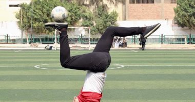 فيديو وصور.. زمن عجائب كرة القدم.. "عجيبة" أشهر لاعب فوتبول فرى ستايل