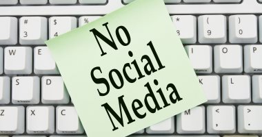 فرنسا تعيد تفعيل خطة حظر وسائل التواصل للأطفال دون 15 عامًا 