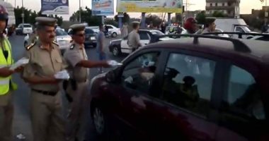 صور.. "مرور الدقهلية" توزع 1500 وجبة إفطار على الطرق السريعة