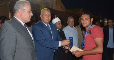 محافظ الوادي الجديد يكرم فريق اولمبياد الوادي الجديد