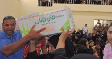 صور.. الداخلية تقدم مساعدات لـ350 أسرة فى الأقصر بمناسبة شهر رمضان