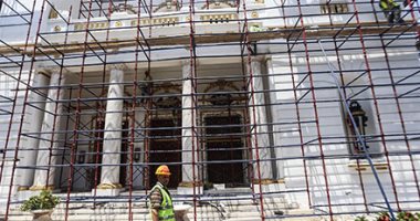 استعدادا لاستقبال الرئيس.. العمال يواصلون تزيين البرلمان رغم الصيام