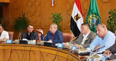  محافظ الإسماعيلية يستعرض ترتيبات بدء تنفيذ مشروع توسعة طريق الإسماعيلية - السويس