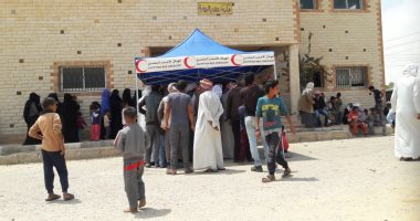 صور.. الهلال الأحمر المصرى يرسل معونات غذائية وملابس لأهالى الروضة 