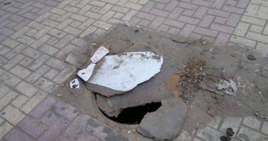 بالوعة مكشوفة تهدد المارة خلف كلية طب الأسنان فى الإسكندرية