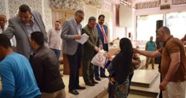 طرح سلع غذائية بأسعار مخفضة بالقرى الأكثر احتياجاً  ضمن "كلنا واحد" بالمنيا