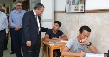 رئيس جامعة السويس يتفقد سير الامتحانات بكليتى التربية والعلوم