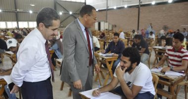 رئيس جامعة قناة السويس يتفقد لجان الإمتحانات للكليات المختلفة فى أول يوم
