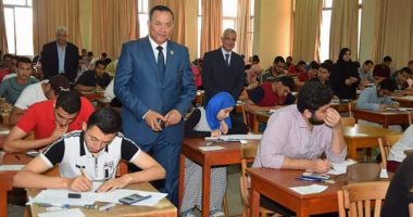  صور.. رئيس جامعة المنوفية فى جولة تفقدية لإمتحانات الصيدلة والهندسة 