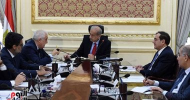 رئيس الوزراء يتابع إنتاج حقل ظهر مع نائب رئيس شركة إينى الإيطالية - صور