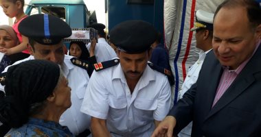 مدير أمن الجيزة يقدم هدايا للمواطنين بمناسبة شهر رمضان 