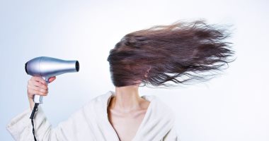 "بلاش مايه سخنة وافتكرى سرحيه".. 3 أخطاء تضرين بها شعرك