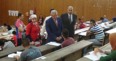صور.. رئيس جامعة المنيا يتفقد امتحانات كليتى الألسن والسياحة والفنادق