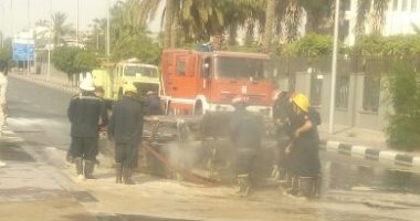 صور.. اشتعال سيارة أمام وزارة الطيران المدنى بسبب ارتفاع حرارة الجو