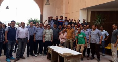صور.. أفراد الأمن الإدارى بمستشفى الجامعة بالمنوفية يطالبون بتثبيتهم