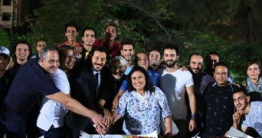 مصطفى شعبان يحتفل بعيد ميلاده فى كواليس "أيوب".. ويشكر أبطال مسلسله