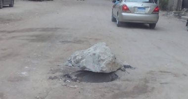 صور.. قارئ يرصد تهالك طرق وبلاعات بدون أغطية فى فاقوس بالشرقية